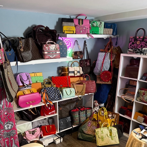 POP UP LIVES EST, PLEASE FOLLOW FOR MY LUX & YOURS ~ Share Show . 🤍POST NOW🤍 - Picture 4 of 9